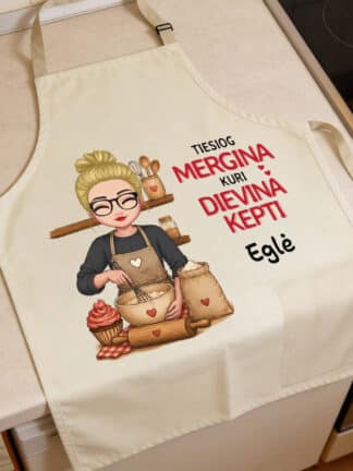 Personalizuota prijuostė – Tiesiog mergina, kuri dievina kepti